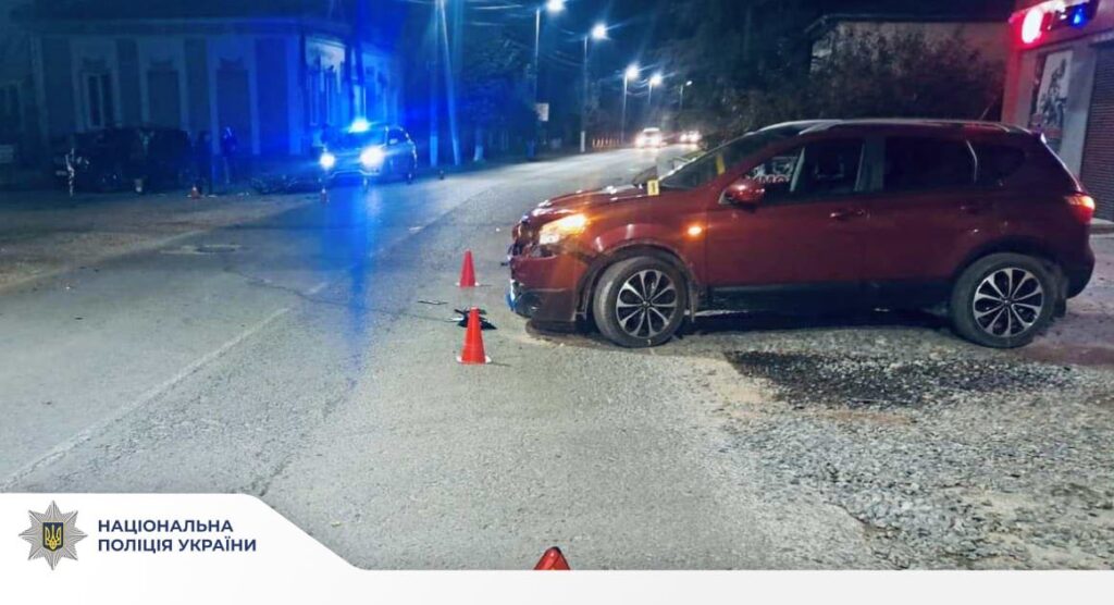 Аварія з червоним авто на освітленій дорозі
