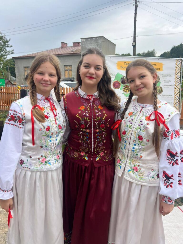 Дівчата в народних українських вишиванках на вулиці
