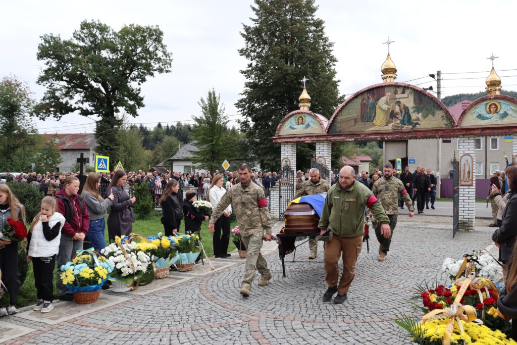 Церемонія прощання з військовим в Україні