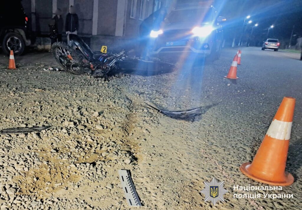Дорожньо-транспортна пригода з мотоциклом на нічній дорозі.