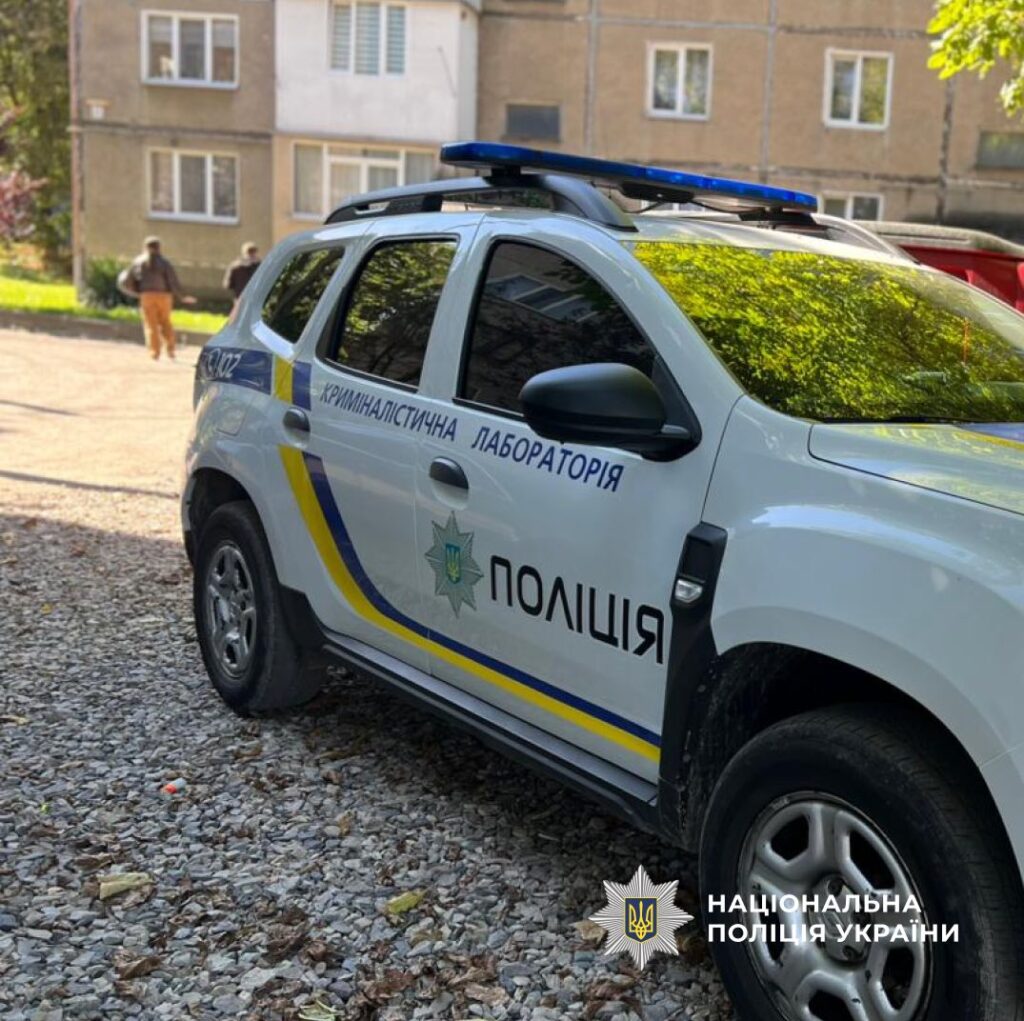 Поліційне авто криміналістичної лабораторії в дворі.