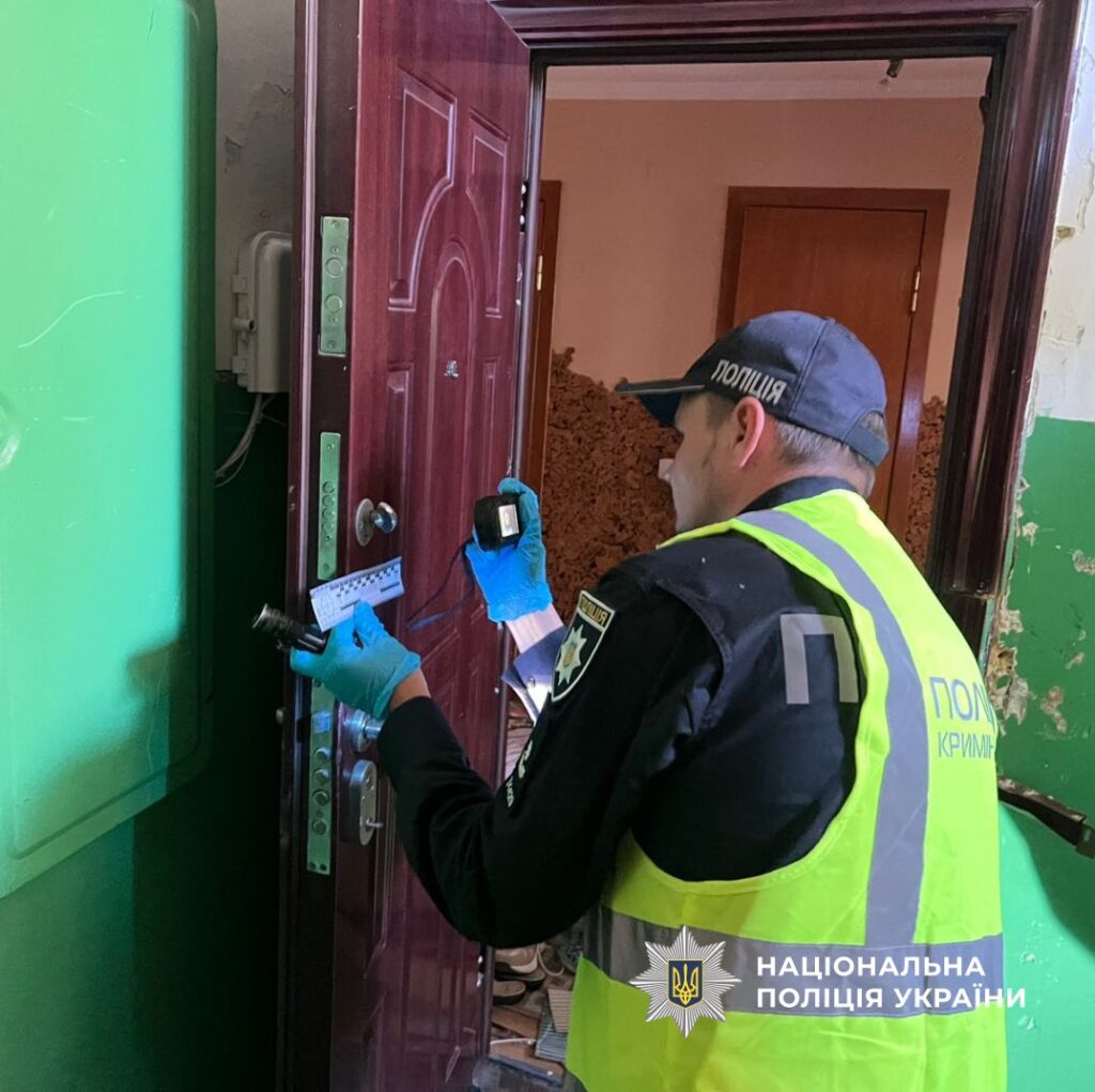 Поліція України оглядає місце злочину