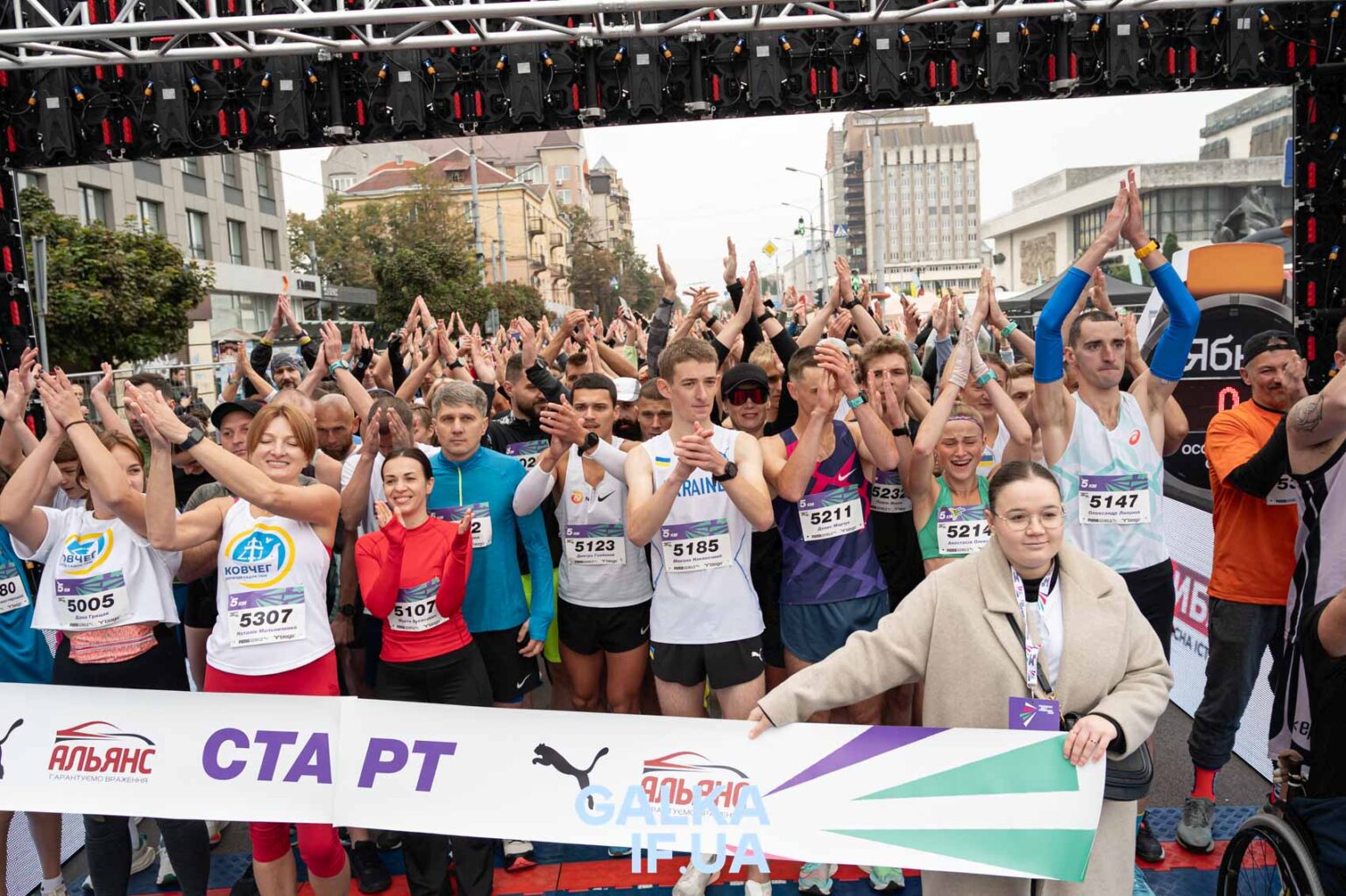 Група людей на старті марафону в Україні