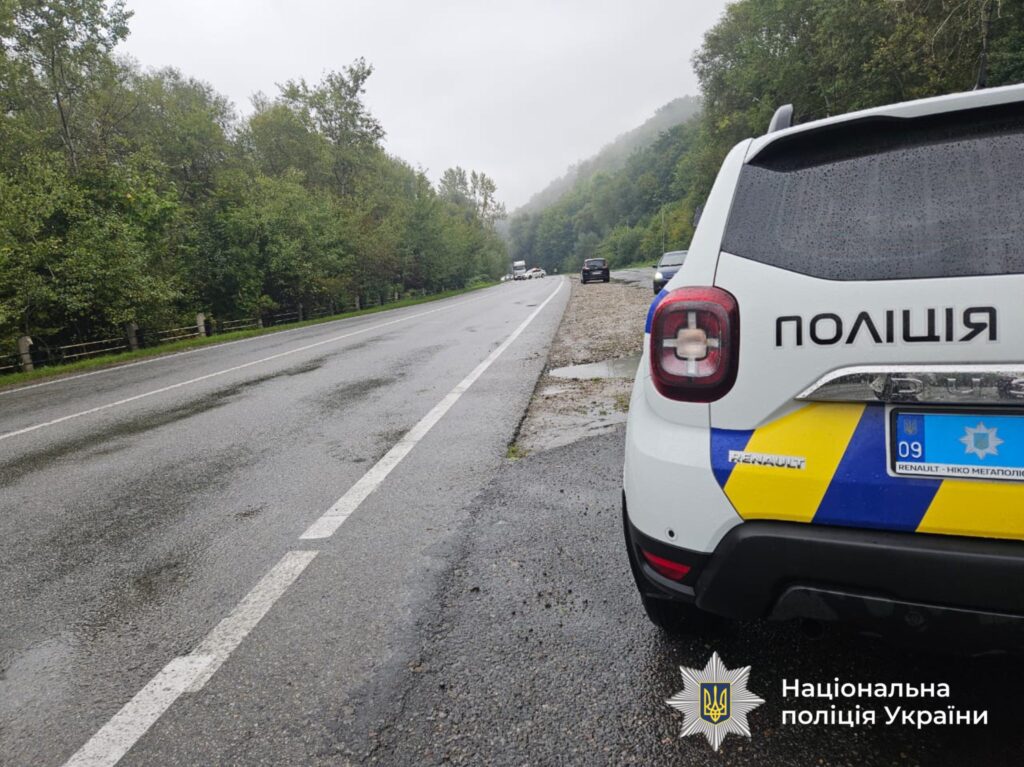 Поліцейська машина на дорозі, дощовий день