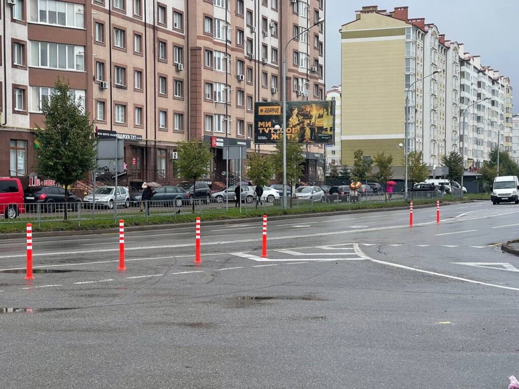 Багатоповерхівки на вулиці після дощу