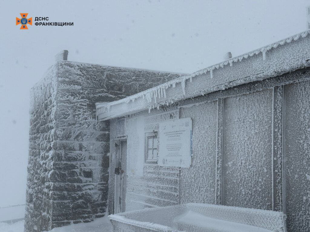 Засніжена будівля в сильний мороз