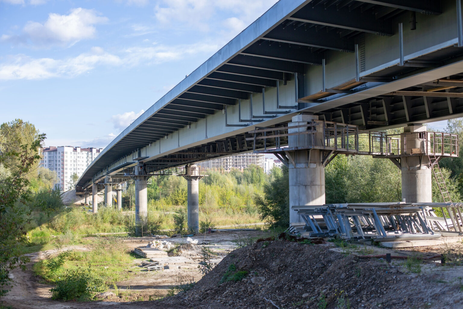 Новий міст на Пасічну готують до асфальтування