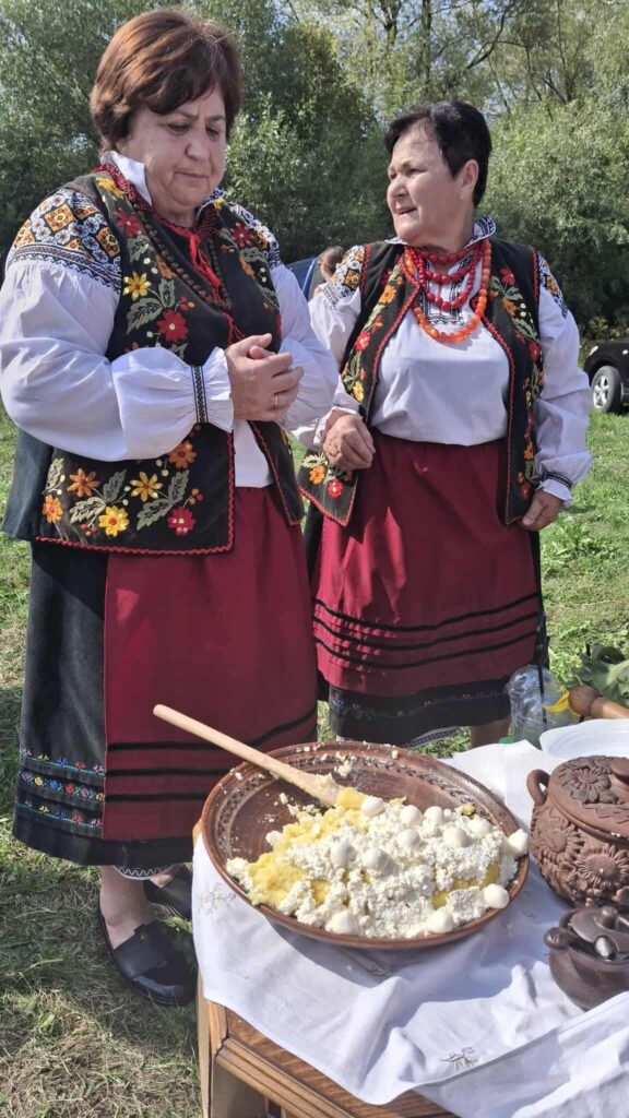 Жінки в традиційному українському одязі з варениками