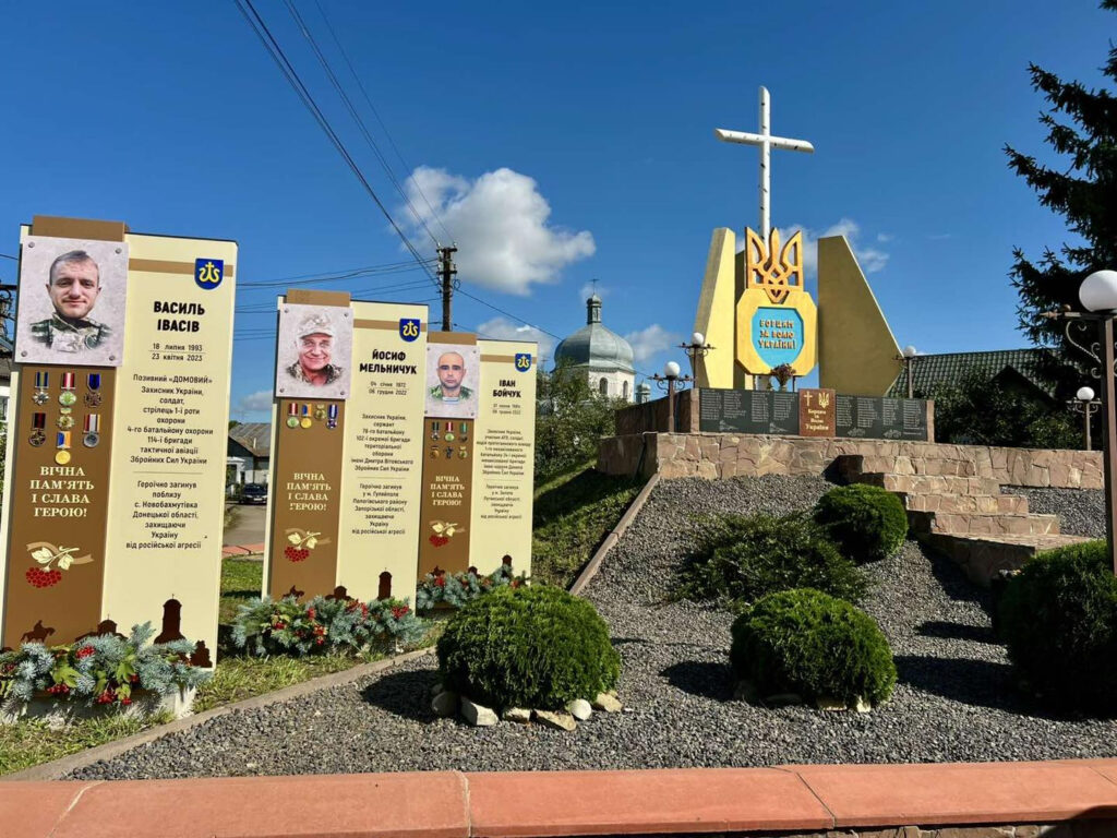 На Прикарпатті освятили пам'ятні стели загиблим захисникам. ФОТО