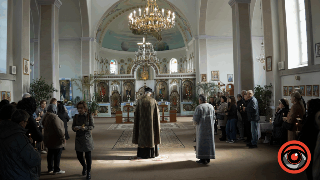 Церковна служба в православному храмі з парафіянами.