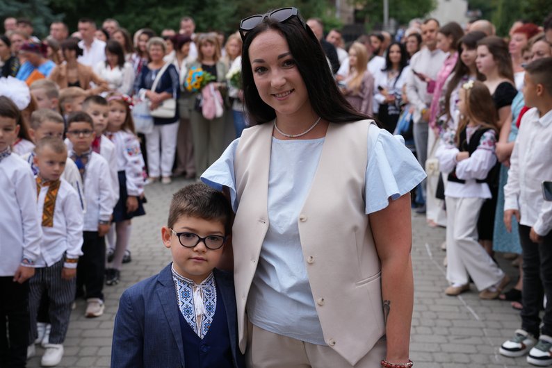 Мати з дитиною на шкільному заході