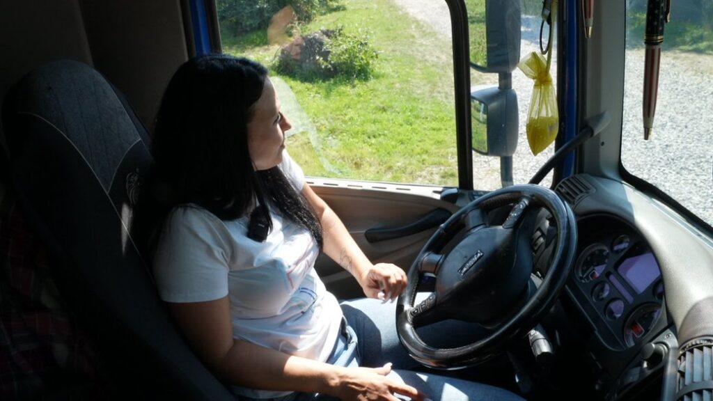 "У перші дні беруші вставляла в ніс": як франківка Анастасія Подужайло працює водійкою сміттєвоза