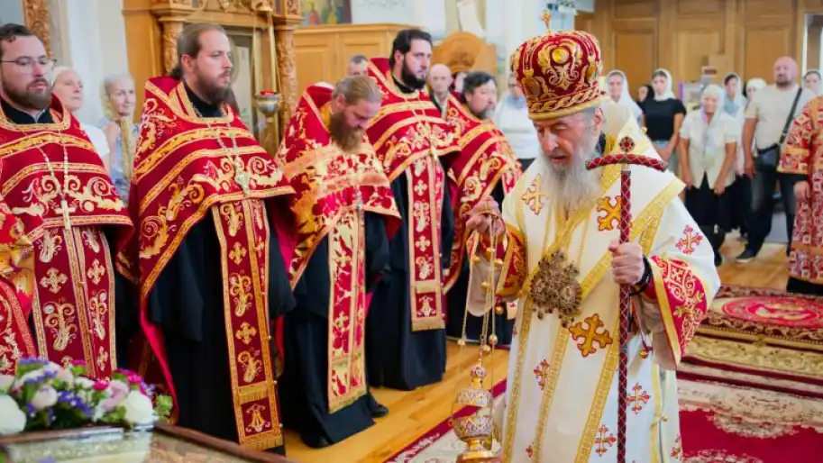 Православна церковна служба з духовенством у рясах