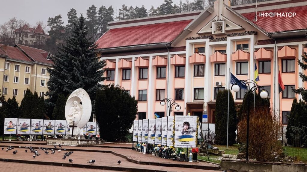 Пам'ятник і будівля на площі, зима.