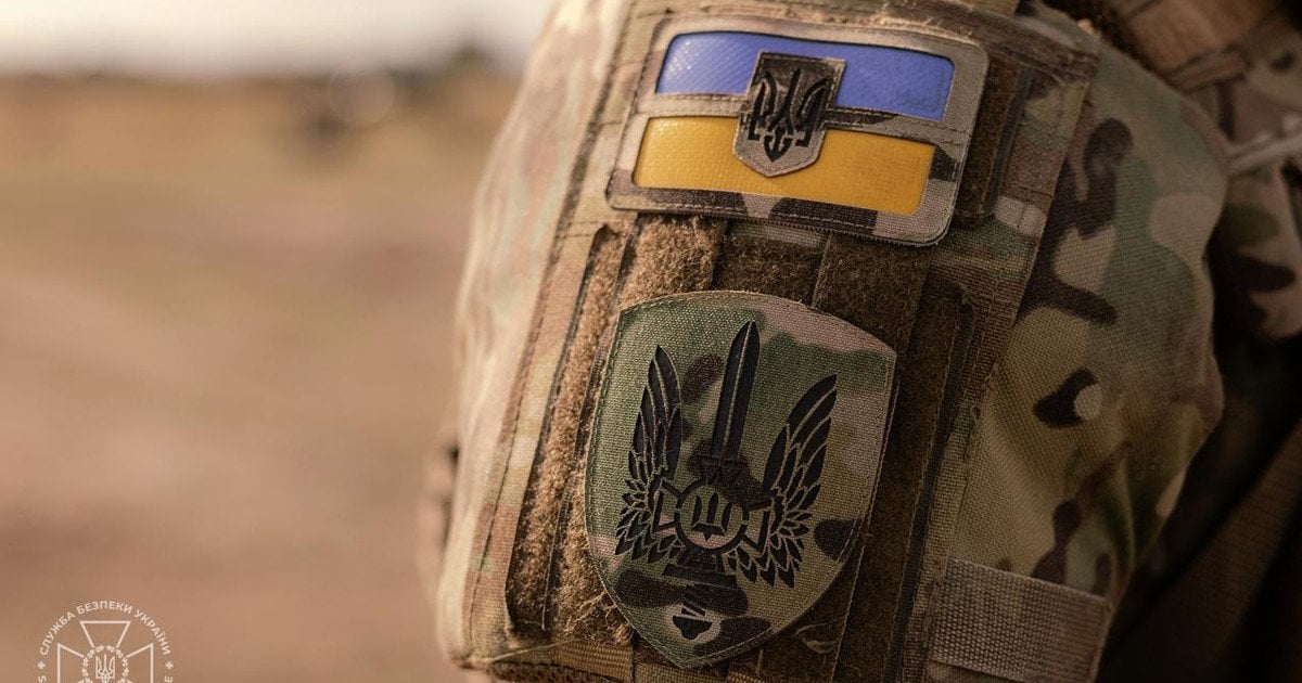 Український військовий шеврон на камуфляжній формі