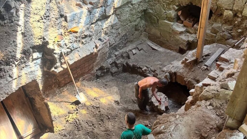 У Галичі археологи знайшли фрагменти скляних виробів XVII–XVIII століття. ФОТО