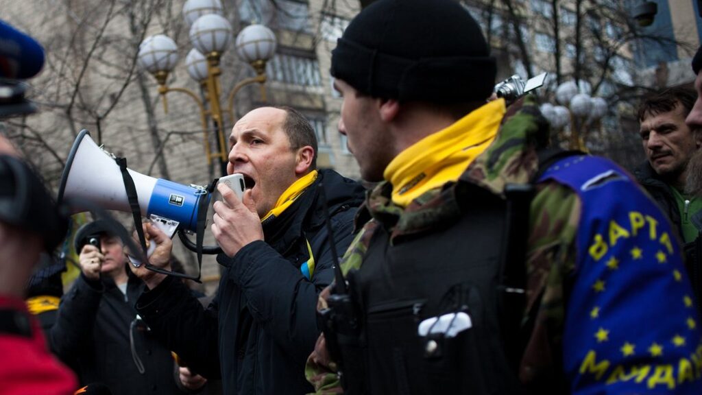 Люди на протесті з гучномовцем в Україні.