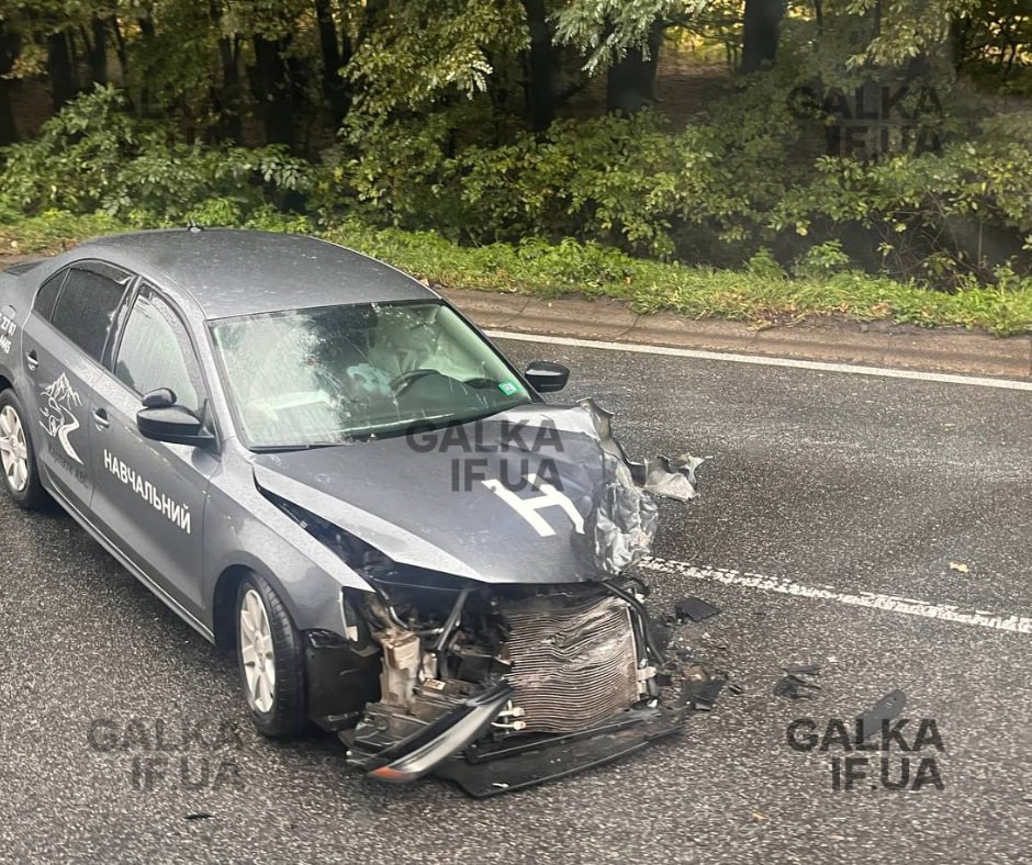 ДТП з пошкодженим навчальним авто на дорозі