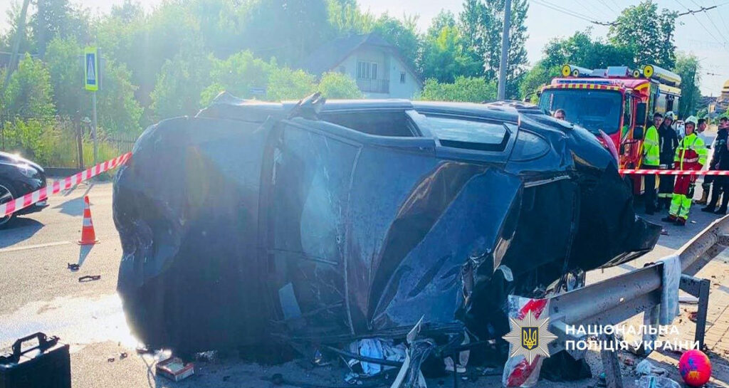 Аварія, перекинутий автомобіль на дорозі в Україні.