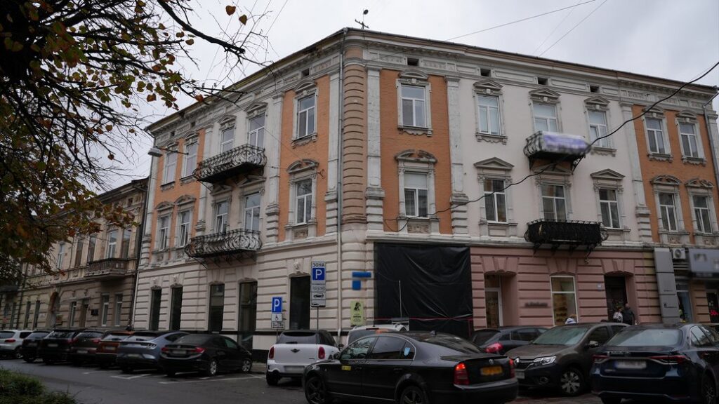 У Франківську склали припис на підприємця, який спотворив фасад пам’ятки архітектури