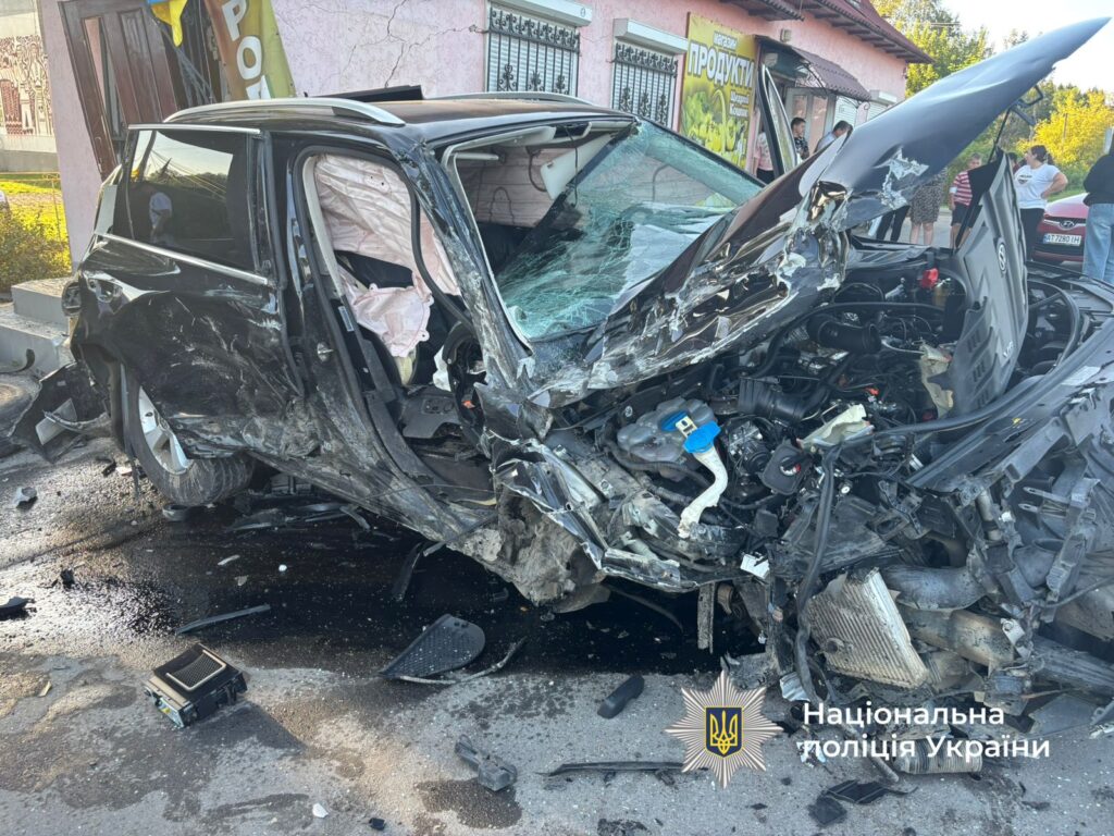 Серйозне пошкодження автомобіля після аварії в Україні.