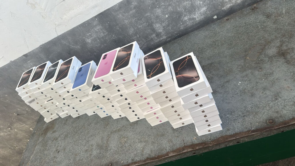 На шість мільйонів гривень: на кордоні виявили 148 телефонів iPhone. ФОТО