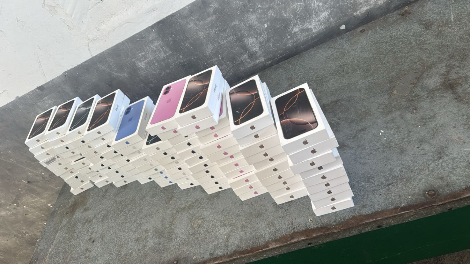 На шість мільйонів гривень: на кордоні виявили 148 телефонів iPhone. ФОТО