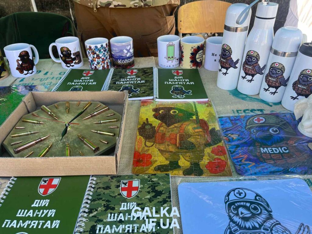 Сувеніри з військовою символікою на ринку.