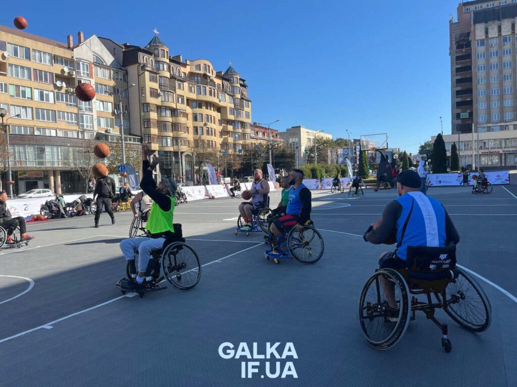 Гра у баскетбол на візках на вулиці.