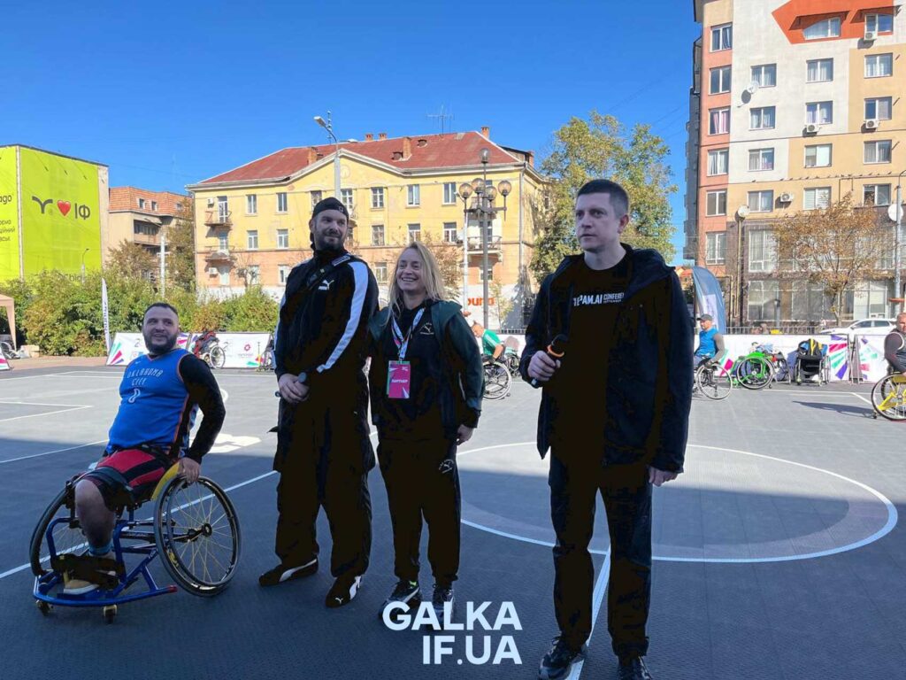Люди на спортивному майданчику в Івано-Франківську