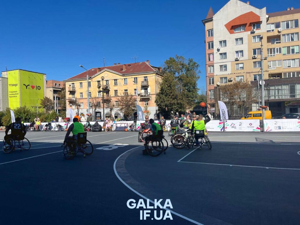 Інваспорт: баскетбол на інвалідних візках на вулиці