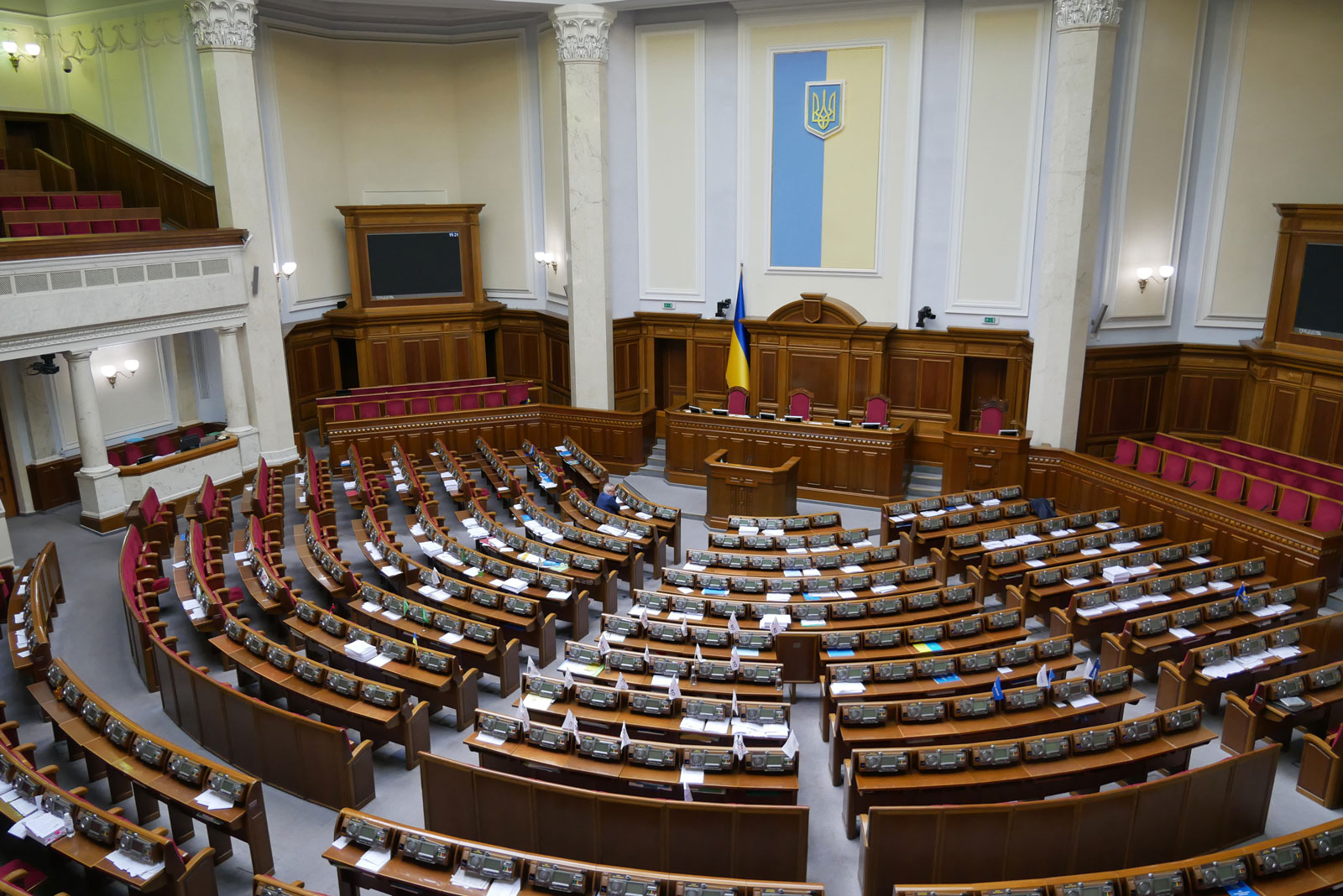 Триста доларів за неявку у парламент. Чи налякає міністрів нове покарання?