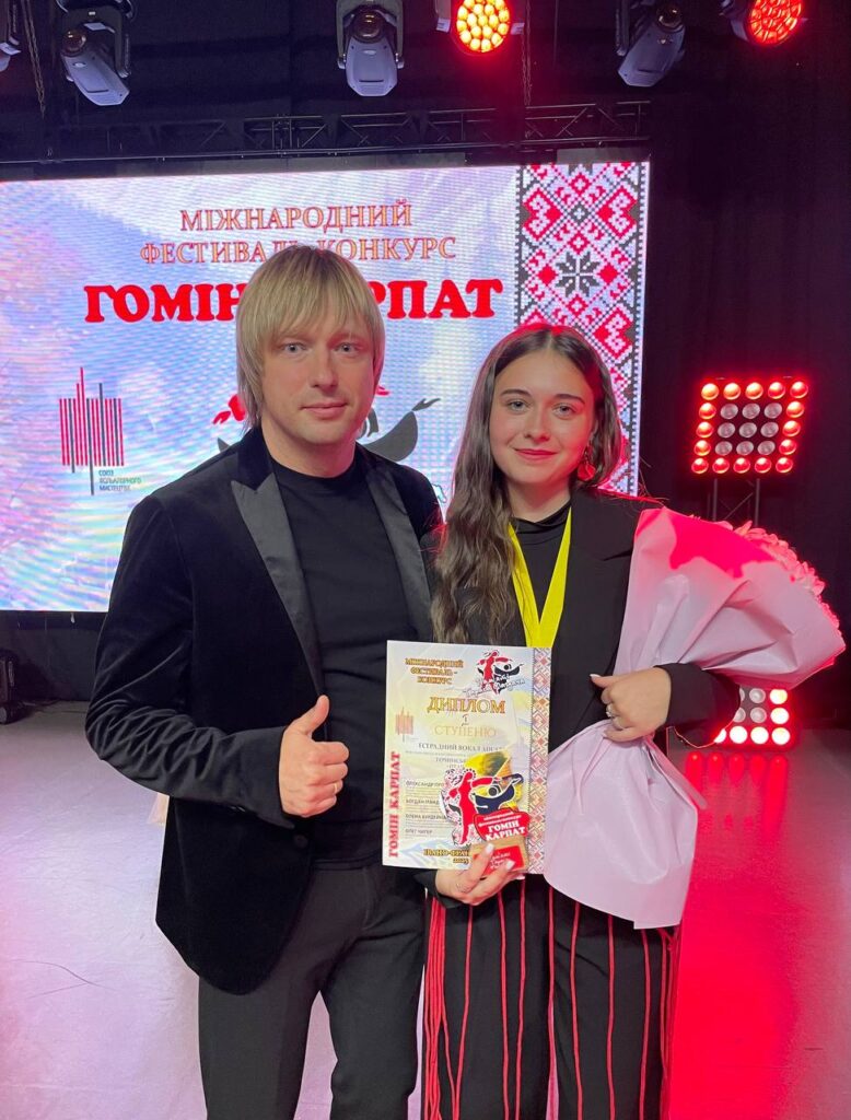 Переможці фестивалю отримують нагороди на сцені