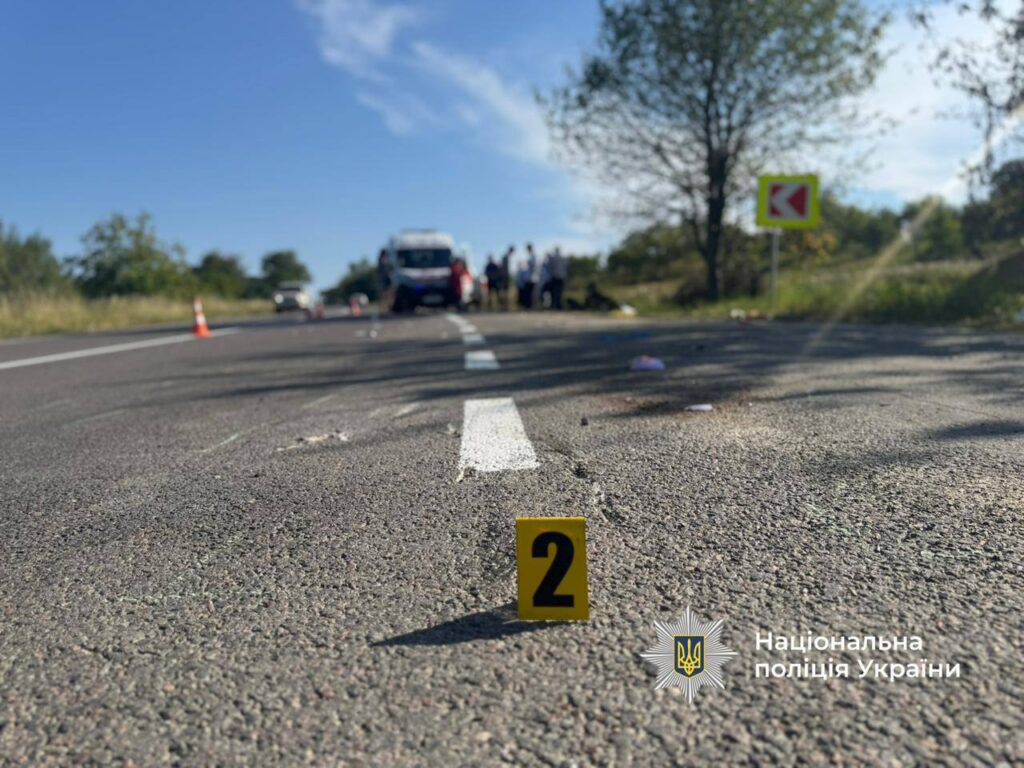 Дорожньо-транспортна пригода на шосе, дорожні знаки.