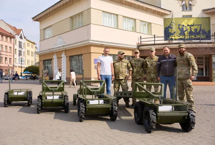 Громада Івано-Франківська передала військовим з “Азову” наземні дрони