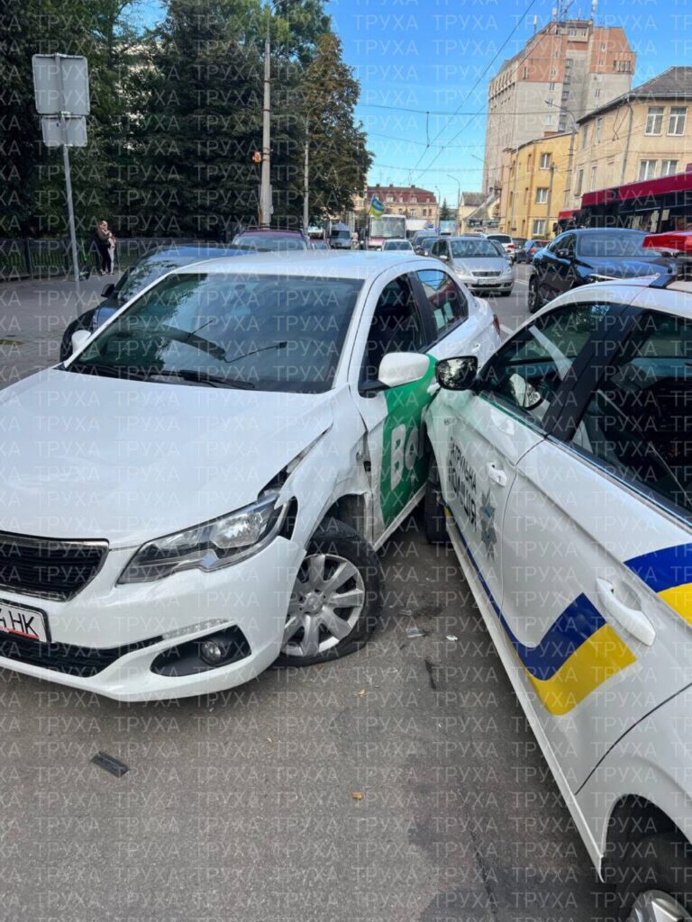 Дорожньо-транспортна пригода на перехресті у місті.