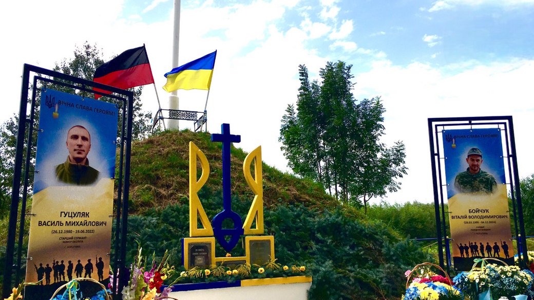 У селі Королівка освятили памʼятні банери бійцям Василю Гуцуляку та Віталію Бойчуку. ФОТО