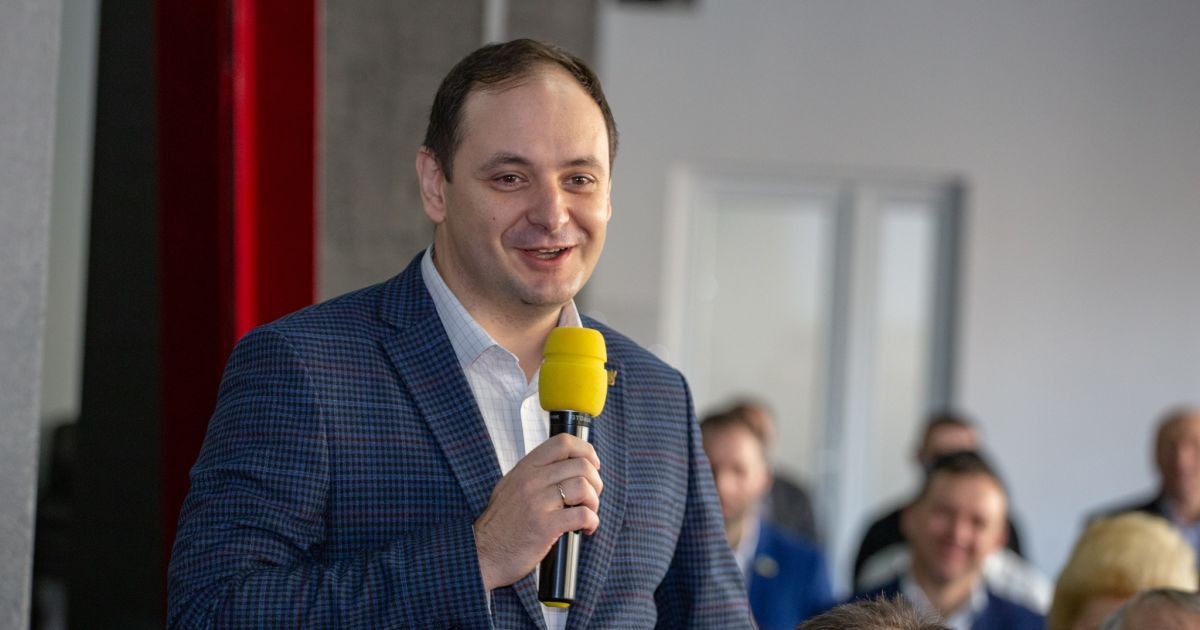 Чоловік говорить в мікрофон на конференції