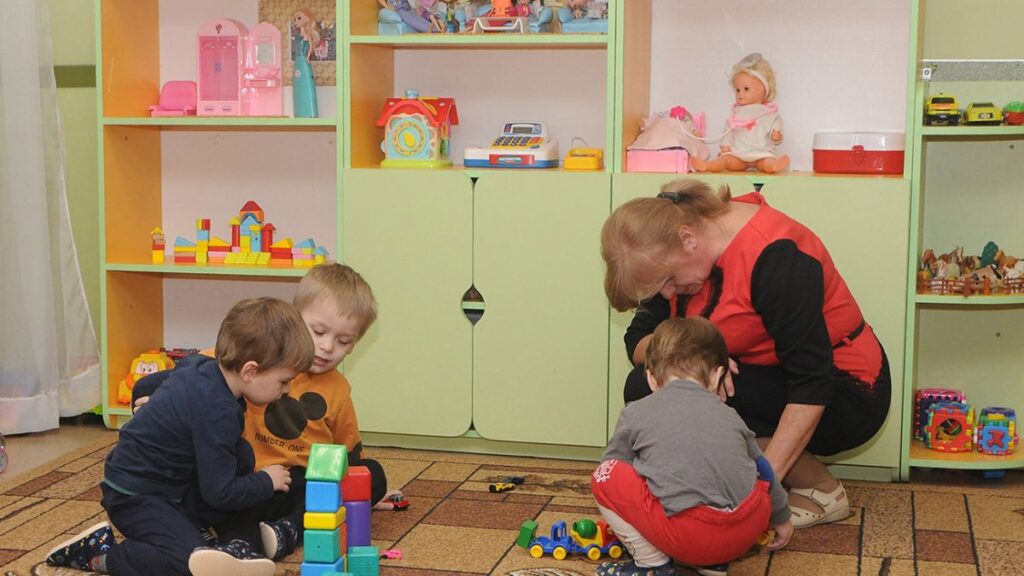 Діти грають у дитячий садок з вихователькою.