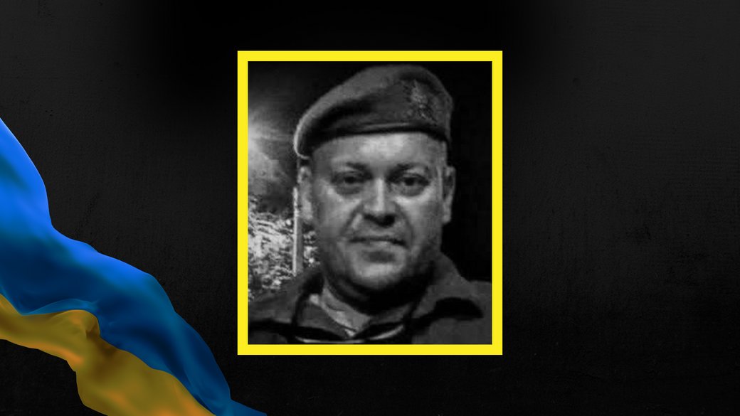 Чорно-білий портрет чоловіка у військовій формі