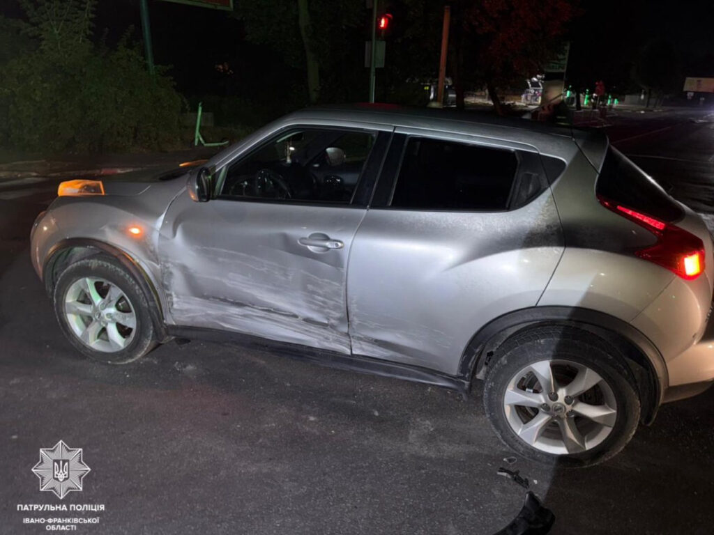 В Івано-Франківську п'яна, як чіп, водійка врізалась в інше авто