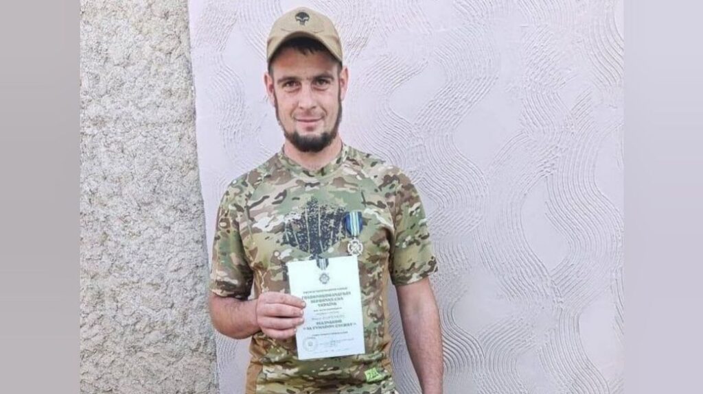 Боєць з Івано-Франківщини Микола Лозинський отримав нагрудний знак "За сумлінну службу"