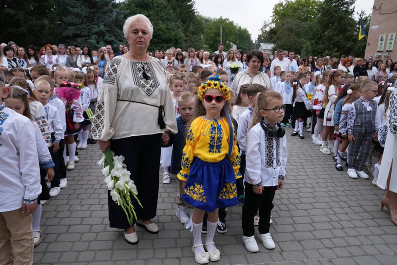 Учні в українських вишиванках на шкільній лінійці