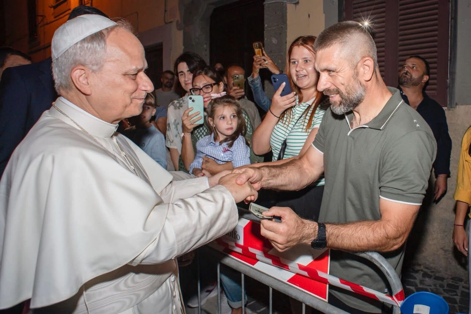 Ветеран з Івано-Франківщини вручив Папі Римському шеврон. ФОТО