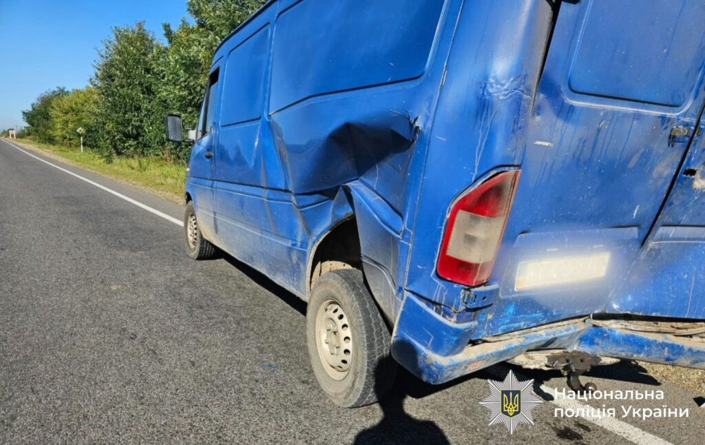 Синій фургон з пошкодженнями на дорозі