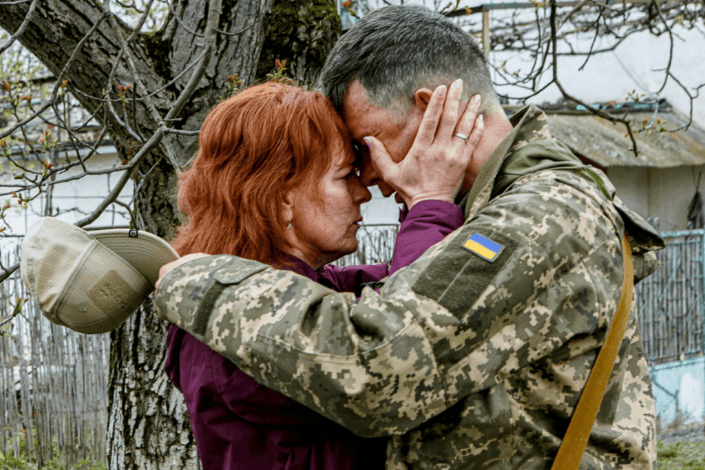 Обійми військового та жінки під деревом