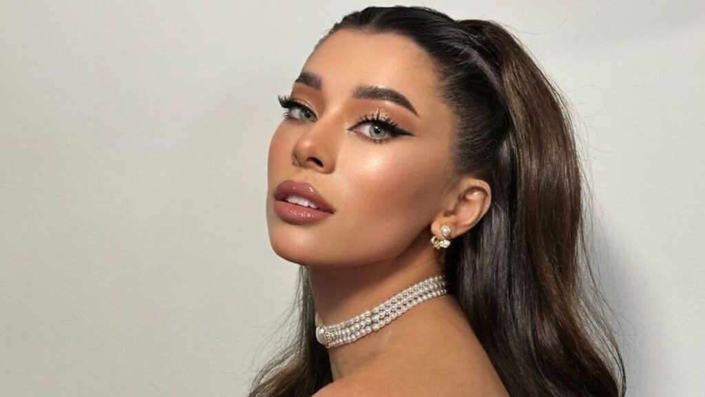 "Міс Україна Всесвіт 2021" Анна Неплях влаштувала спокусливу фотосесію на тенісному корті