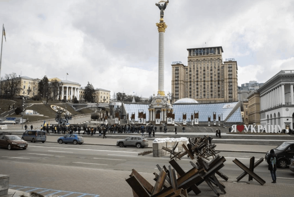 Майдан Незалежності в Києві з монументом Свободи