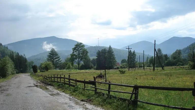 На Прикарпатті є село, звідки можна піднятися на понад десяток гір