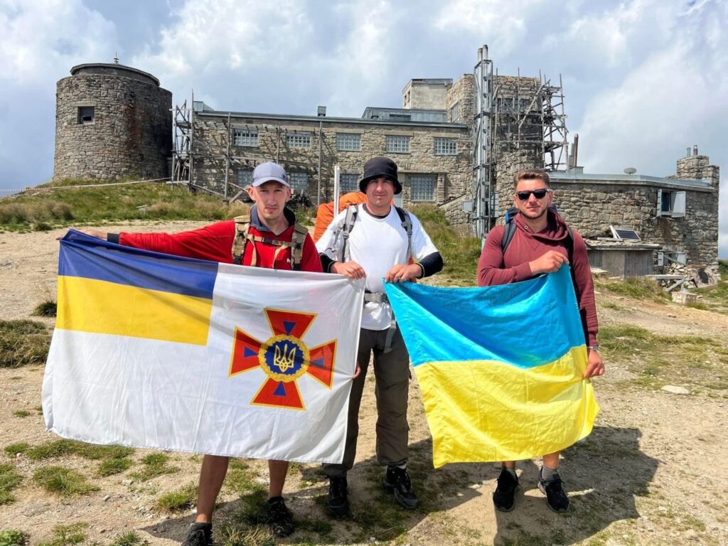 В пам'ять про загиблих колег: троє рятувальників з Богородчанщини піднялися на всі двотисячники України